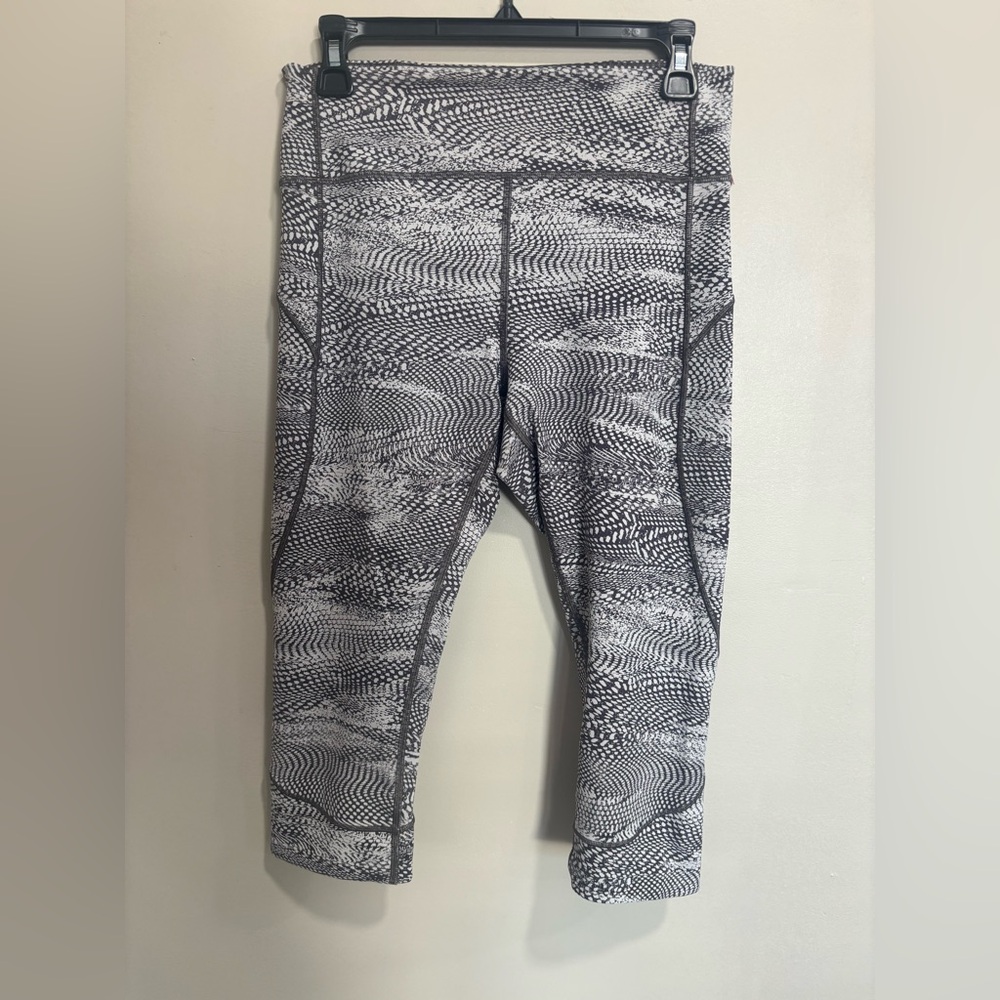 Lululemon Cropped Leggings Size 10 Black/Gray Pattern Yoga Pants